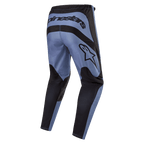 Alpinestars 2024 Fluid Lurv Pants, spodnie motocrossowe, jasnoniebieskie i czarne, widok z tyłu pokazujący wyraźne logo Alpinestars z tyłu i z boku, czarne wzmocnione panele na siedzisku i wewnętrznej stronie nogawek, ergonomiczny, wstępnie zakrzywiony design dla wydajności w terenie