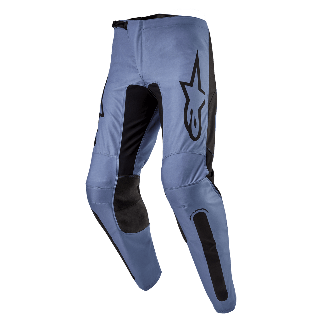 Alpinestars Fluid Lurv Pants 2024, spodnie motocrossowe, jasnoniebieskie i czarne, duże czarne logo Alpinestars na udzie, czarne wzmocnione wewnętrzne panele na kolanach, ergonomiczny zakrzywiony krój nogawek