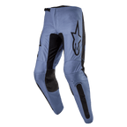 Alpinestars Fluid Lurv Pants 2024, spodnie motocrossowe, jasnoniebieskie i czarne, duże czarne logo Alpinestars na udzie, czarne wzmocnione wewnętrzne panele na kolanach, ergonomiczny zakrzywiony krój nogawek