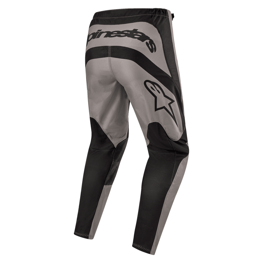 Alpinestars Fluid Lurv Pants 2024, spodnie motocrossowe, Mud Black, widok z tyłu z wyraźnym napisem Alpinestars i logo gwiazdy na prawym udzie, szaro-czarny panelowy design z wytrzymałego poliestru 600D do jazdy terenowej.