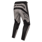 Alpinestars Fluid Lurv Pants 2024, spodnie motocrossowe, Mud Black, widok z tyłu z wyraźnym napisem Alpinestars i logo gwiazdy na prawym udzie, szaro-czarny panelowy design z wytrzymałego poliestru 600D do jazdy terenowej.