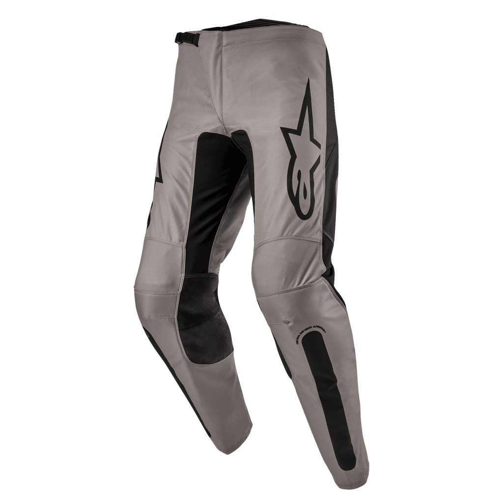 Alpinestars 2024 Fluid Lurv Pants, spodnie motocrossowe, kolor Mud Black, szaro-beżowa konstrukcja z czarnymi elastycznymi panelami na wewnętrznej stronie nogawek i kolanach, czarne logo na udzie, ergonomiczny, wstępnie zakrzywiony krój do jazdy terenowej