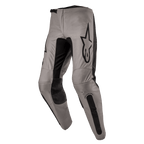 Alpinestars 2024 Fluid Lurv Pants, spodnie motocrossowe, kolor Mud Black, szaro-beżowa konstrukcja z czarnymi elastycznymi panelami na wewnętrznej stronie nogawek i kolanach, czarne logo na udzie, ergonomiczny, wstępnie zakrzywiony krój do jazdy terenowej