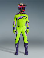 Alpinestars 2026 Supertech Vista Pants, spodnie motocrossowe, neonowożółte z fioletowymi i czarnymi akcentami, element dopasowanego zestawu z pasującą koszulką, kaskiem i fioletowymi butami, profesjonalny sportowy krój i wyraźne logo dla wydajności w terenie