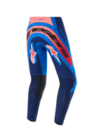 Alpinestars 2026 Supertech Vista Pants, spodnie motocrossowe, kolor granatowy, koralowy i kobaltowy, widok z tyłu z wyrazistym brandingiem na siedzeniu i logo A-star na nogawkach, z ciemnymi wzmocnionymi panelami wewnętrznymi na kolanach i laserowo wycinanymi perforacjami zapewniającymi przepływ powietrza