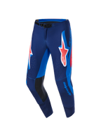 Alpinestars Supertech Vista Pants 2026, spodnie motocrossowe, granatowe, koralowe i kobaltowe, z dużym koralowym logo Astars na udach, jasnoniebieskimi panelami bocznymi, czarnymi skórzanymi wzmocnieniami po wewnętrznej stronie kolan i laserowo wycinanymi perforacjami zapewniającymi wentylację, zaprojektowane do profesjonalnych wyścigów.