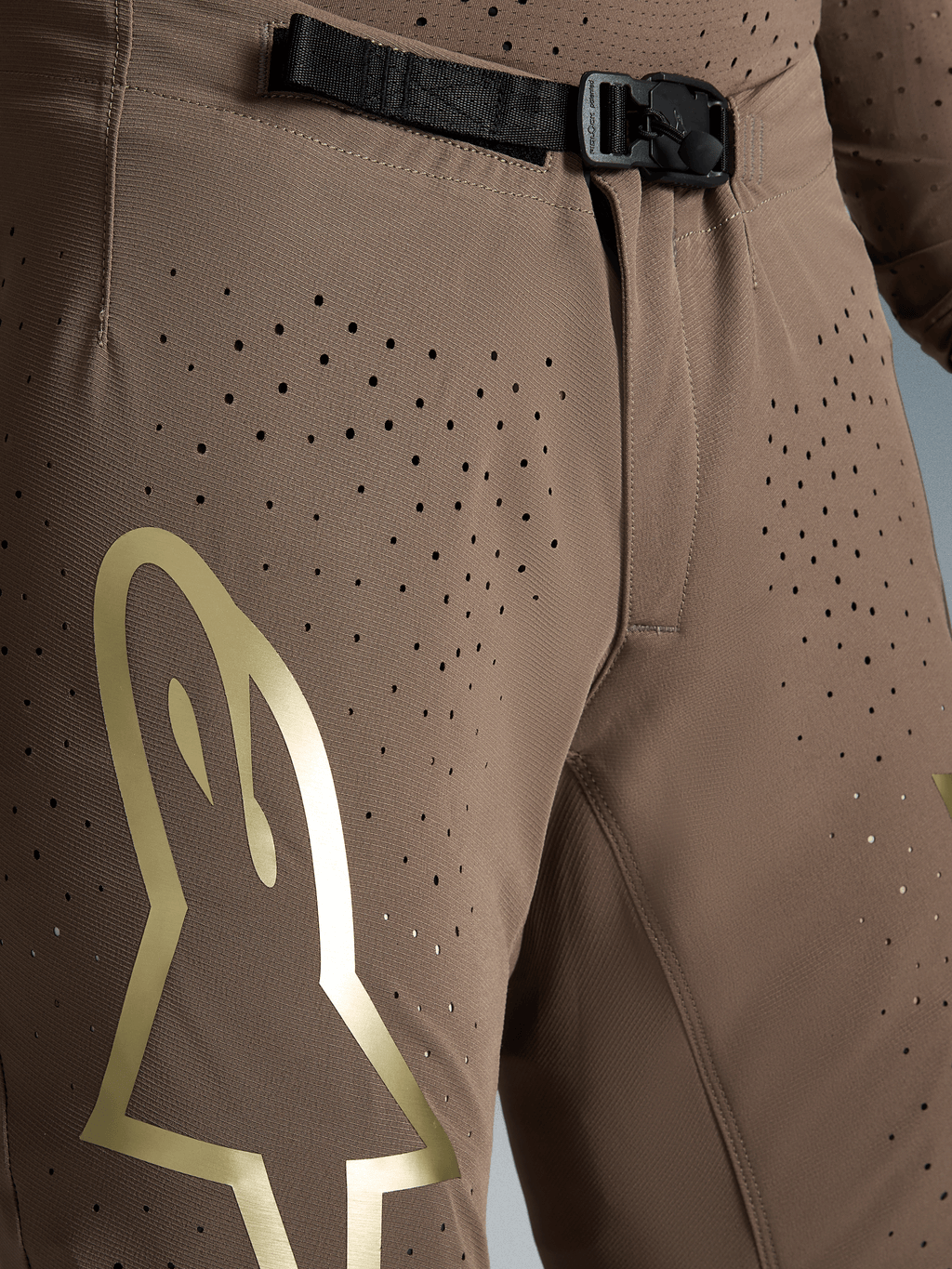 Alpinestars męskie spodnie Supertech Air Gold, brązowe ze złotym logo, klamra magnetyczna SX1 i perforacje.