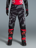 Spodnie Techstar Beast Coast Edycja Limitowana, szary wzór camo, czarno-czerwone buty MX i rękawice.