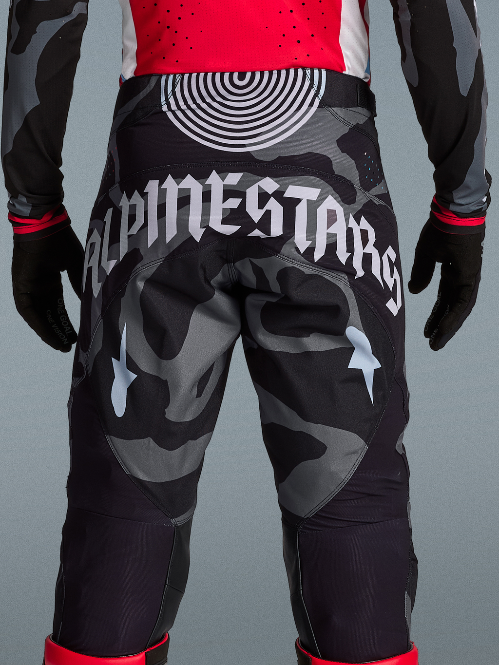 Spodnie Alpinestars Techstar Beast Coast Edycja Limitowana, tył ze wzorem moro i dużym białym logotypem.