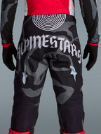 Spodnie Alpinestars Techstar Beast Coast Edycja Limitowana, tył ze wzorem moro i dużym białym logotypem.