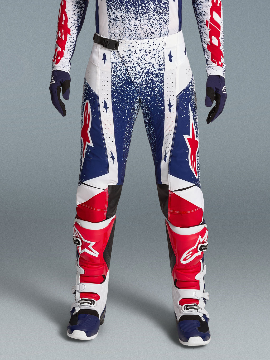 Alpinestars Techstar Unity, męskie spodnie motocrossowe z limitowanej edycji, biało-czerwono-niebieskie, elastyczny materiał.