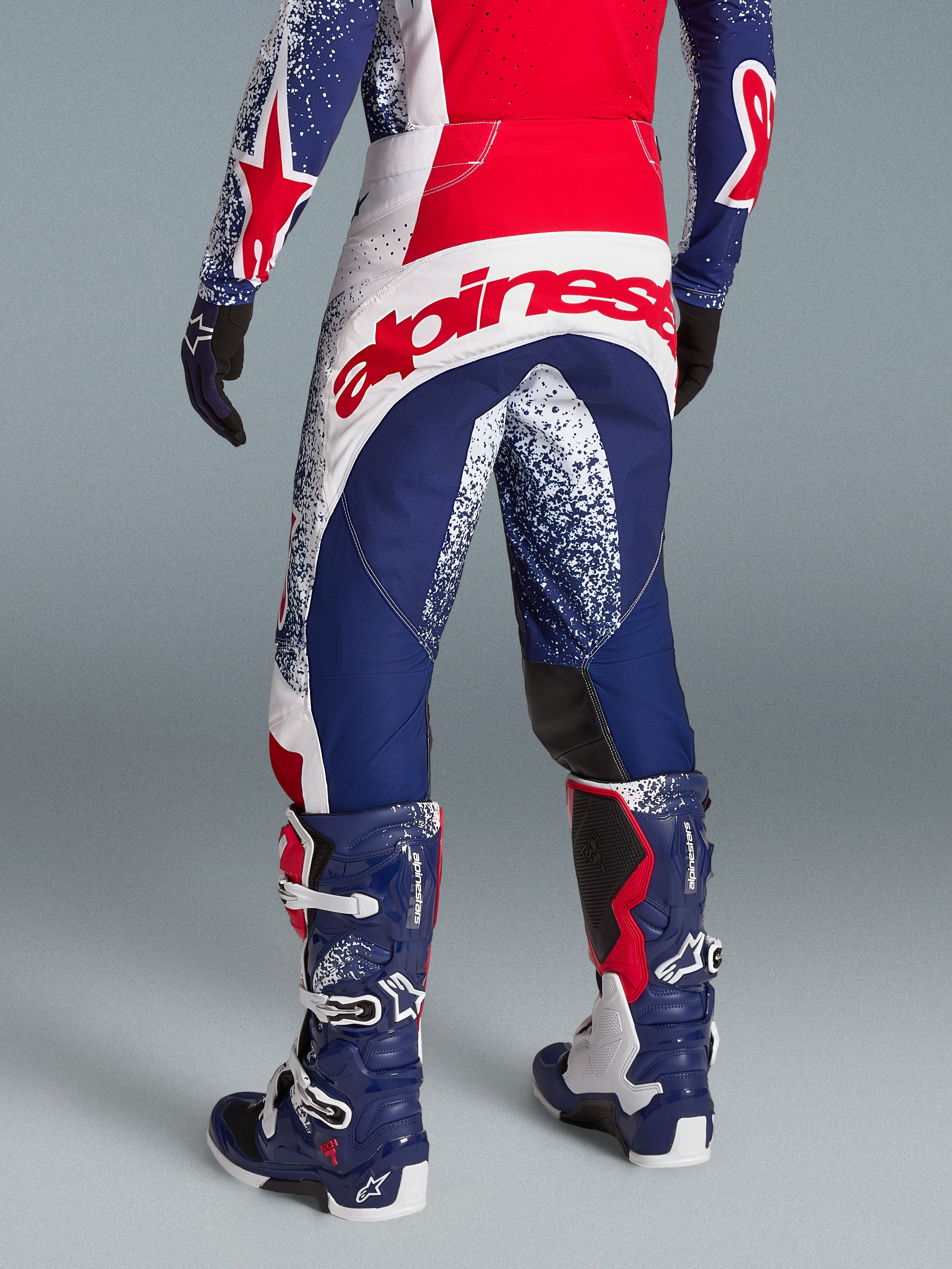 Alpinestars Zestaw Techstar Unity Edycja Limitowana, czerwono-niebieski komplet motocrossowy, atletyczny krój i logo na tyle.