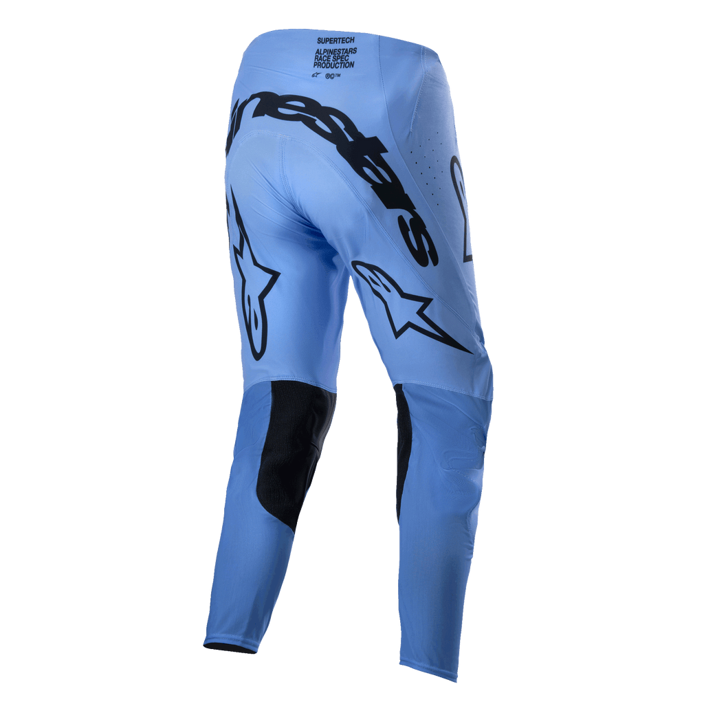 Alpinestars 2024 Supertech Dade Pants, spodnie motocrossowe, jasnoniebieskie, widok z tyłu ukazujący duże czarne logo Alpinestars na siedzeniu, logo gwiazdy z tyłu nogawek, czarne wzmocnione panele na wewnętrznej stronie kolan i perforowane strefy wentylacyjne.