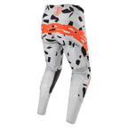 Alpinestars Techstar Rantera Pants 2024, spodnie motocrossowe, kolor Haze Gray Camo, widok z tyłu z dużym pomarańczowym logo na siedzeniu, czarne wzory graficzne na szarym materiale, sportowy design do jazdy w terenie