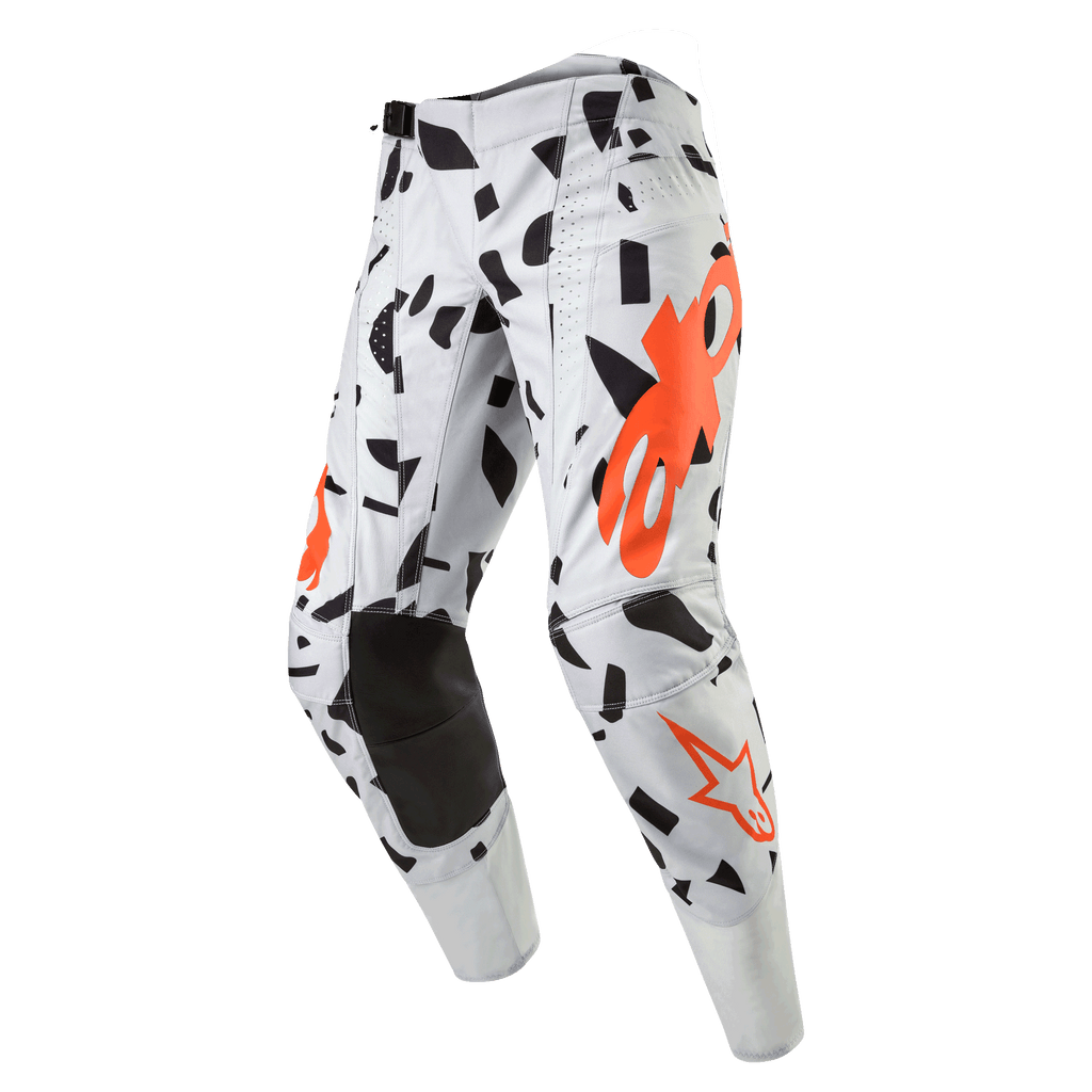 Alpinestars Techstar Rantera Pants 2024, spodnie motocrossowe, Haze Gray Camo, jasnoszare z czarnymi abstrakcyjnymi wzorami i pomarańczowymi logotypami, wzmocnione czarne kolana, profesjonalna odzież do wyścigów off-road