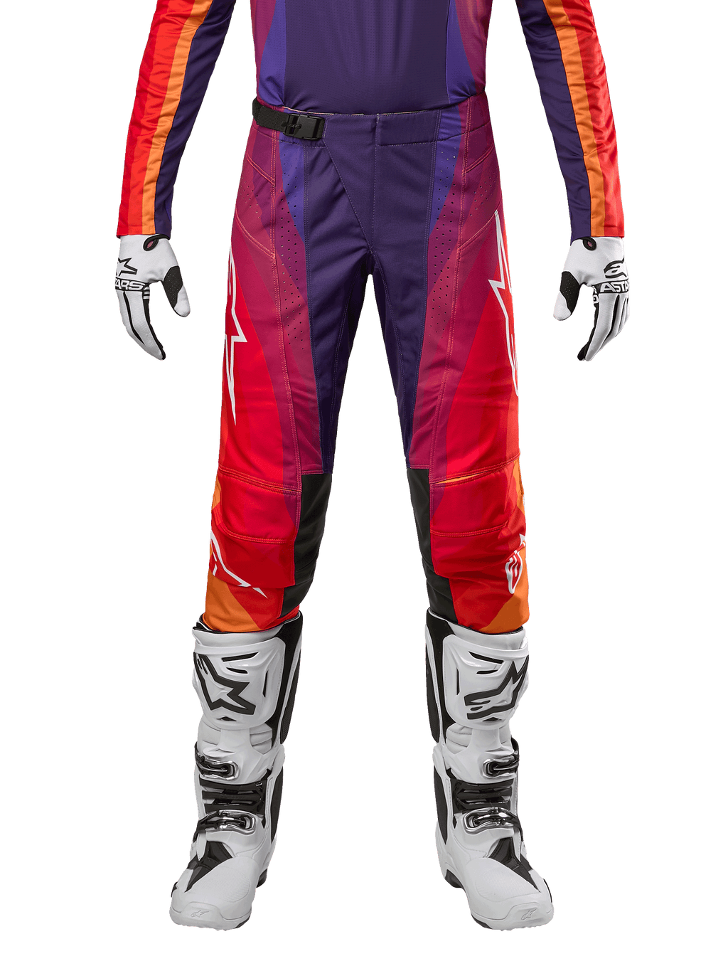 Alpinestars 2024 Techstar Pneuma Pants, spodnie motocrossowe w kolorze fioletowym, pomarańczowym i niebieskim, białe logo, białe buty i rękawice, zaawansowana konstrukcja wyścigowa