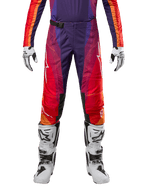 Alpinestars 2024 Techstar Pneuma Pants, spodnie motocrossowe w kolorze fioletowym, pomarańczowym i niebieskim, białe logo, białe buty i rękawice, zaawansowana konstrukcja wyścigowa