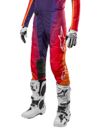 Alpinestars Techstar Pneuma Pants 2024, spodnie motocrossowe, fioletowe z pomarańczowymi, czerwonymi i niebieskimi akcentami, białe logo gwiazdy, białe buty i rękawice motocrossowe, sportowy krój