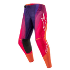 Alpinestars 2024 Techstar Pneuma Pants, spodnie motocrossowe, fioletowe z pomarańczowymi i ciemnoniebieskimi akcentami, białe logo Alpinestars, wzmocnione czarne panele na kolanach, sportowy krój wyścigowy