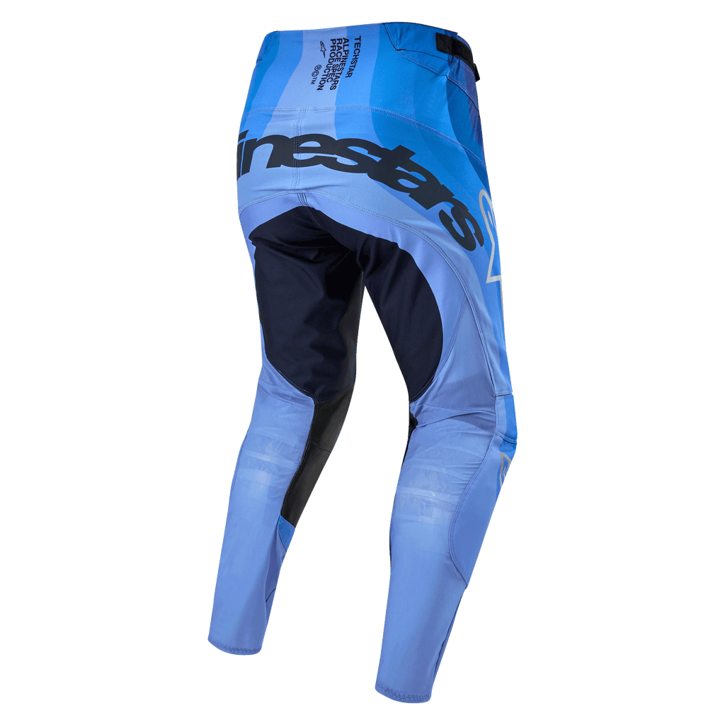 Alpinestars 2024 Techstar Pneuma Pants, spodnie motocrossowe, ciemnogranatowe i jasnoniebieskie, widok z tyłu z wyraźnym brandingiem na siedzeniu, ciemnogranatowe wzmocnione panele na wewnętrznej stronie ud i lekka jasnoniebieska konstrukcja dla wydajności w terenie.