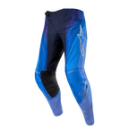 Alpinestars Techstar Pneuma Pants 2024, spodnie motocrossowe, granatowe i jasnoniebieskie, srebrne logo gwiazdy Alpinestars na udzie, czarne skórzane panele po wewnętrznej stronie kolan oraz laserowo wycinane otwory wentylacyjne
