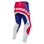 Alpinestars Techstar Pneuma Pants 2024, spodnie motocrossowe, niebieskie, czerwone i białe, widok z tyłu z dużym białym brandingiem Alpinestars na siedzeniu, niebieskie i czerwone panele z białymi dolnymi częściami nogawek, wytrzymała konstrukcja do zawodów off-road