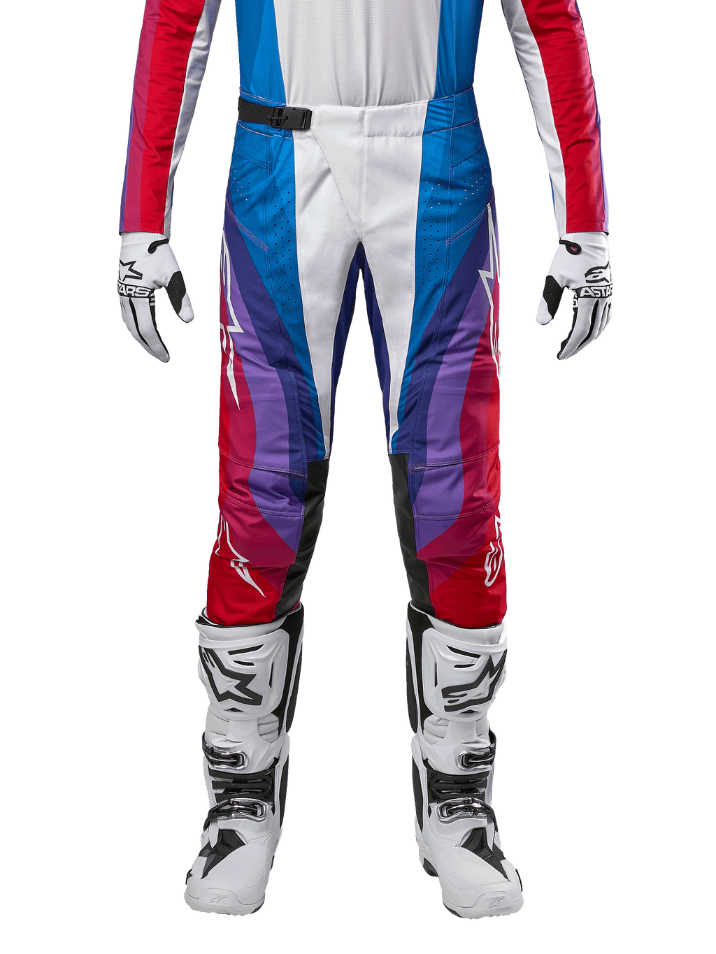 Alpinestars Techstar Pneuma Pants 2024, spodnie motocrossowe, kolorystyka Blu Mars Red White, wielokolorowy geometryczny wzór z fioletowymi akcentami, biało-czarne buty motocrossowe i dopasowane rękawice, sportowy krój wyścigowy do jazdy w terenie
