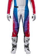 Alpinestars Techstar Pneuma Pants 2024, spodnie motocrossowe, kolorystyka Blu Mars Red White, wielokolorowy geometryczny wzór z fioletowymi akcentami, biało-czarne buty motocrossowe i dopasowane rękawice, sportowy krój wyścigowy do jazdy w terenie