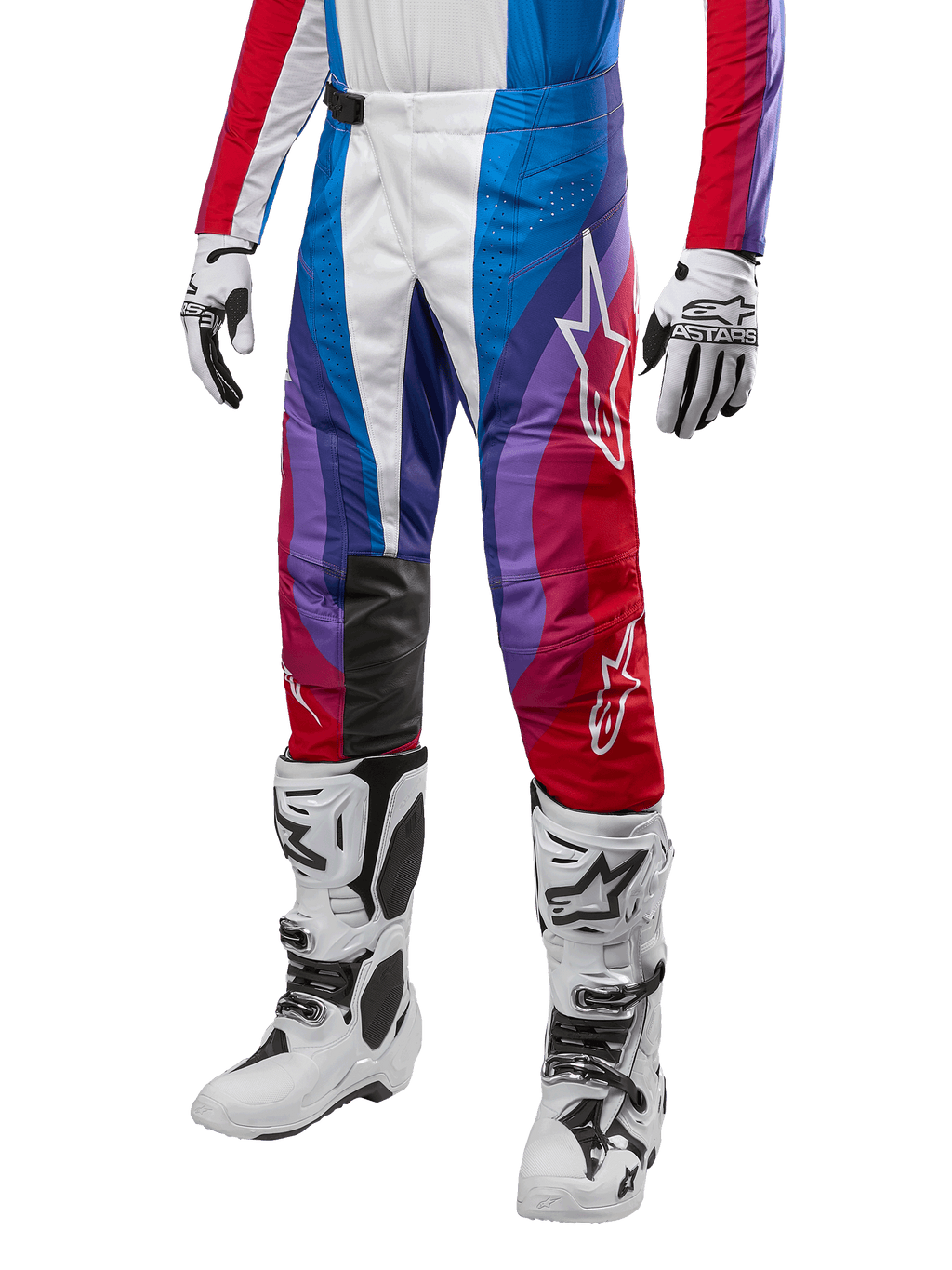 Spodnie Alpinestars Techstar Pneuma 2024, spodnie motocrossowe, Blue Mars Red White, noszone z dopasowaną koszulką, białymi butami wyścigowymi i rękawicami, dynamiczny wzór graficzny z czerwonymi, niebieskimi i fioletowymi akcentami, perforowane dla oddychalności