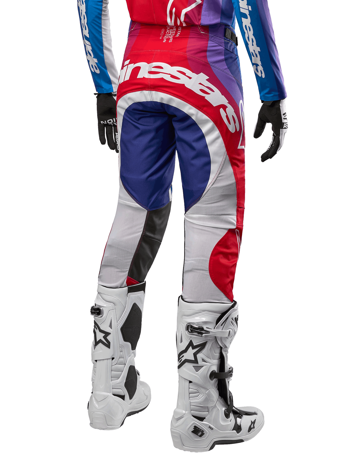 Spodnie Alpinestars Techstar Pneuma 2024, spodnie motocrossowe, kolor Blu Mars Red White, widok z tyłu w zestawie z pasującą koszulką i białymi butami, wyraziste białe logo na siedzeniu i wielokolorowe panele, profesjonalna odzież motocrossowa