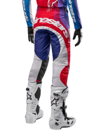 Spodnie Alpinestars Techstar Pneuma 2024, spodnie motocrossowe, kolor Blu Mars Red White, widok z tyłu w zestawie z pasującą koszulką i białymi butami, wyraziste białe logo na siedzeniu i wielokolorowe panele, profesjonalna odzież motocrossowa