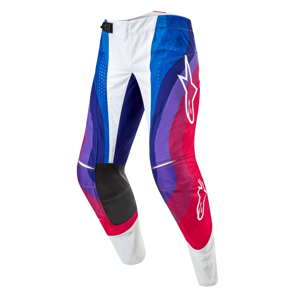 Alpinestars Techstar Pneuma Pants 2024, spodnie motocrossowe, niebiesko-czerwono-białe, dynamiczny wzór fal w odcieniach niebieskiego, fioletowego i czerwonego, białe logo Alpinestars, wytrzymałe czarne panele po wewnętrznej stronie kolan