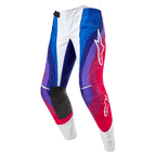 Alpinestars Techstar Pneuma Pants 2024, spodnie motocrossowe, niebiesko-czerwono-białe, dynamiczny wzór fal w odcieniach niebieskiego, fioletowego i czerwonego, białe logo Alpinestars, wytrzymałe czarne panele po wewnętrznej stronie kolan