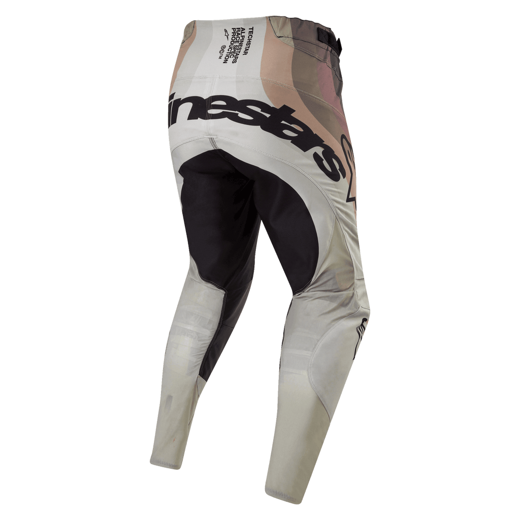 Alpinestars Techstar Pneuma Pants 2024, spodnie motocrossowe, kolory Dark Sand i Iron Dust Gray, widok z tyłu z czarnym wzmocnionym panelem na siedzeniu, wyraźne logo Alpinestars, techniczny napis race spec na pasku, ziemisty design w stylu kamuflażu, wytrzymała konstrukcja tekstylna