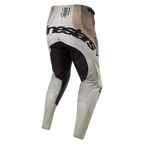 Alpinestars Techstar Pneuma Pants 2024, spodnie motocrossowe, kolory Dark Sand i Iron Dust Gray, widok z tyłu z czarnym wzmocnionym panelem na siedzeniu, wyraźne logo Alpinestars, techniczny napis race spec na pasku, ziemisty design w stylu kamuflażu, wytrzymała konstrukcja tekstylna
