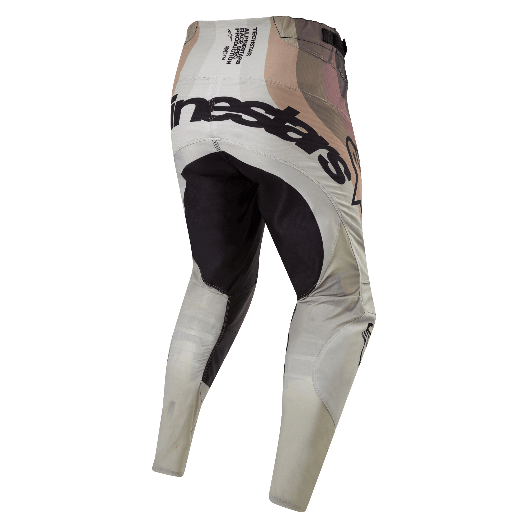 Alpinestars Techstar Pneuma Pants 2024, spodnie motocrossowe, kolory Dark Sand i Iron Dust Gray, widok z tyłu z czarnym wzmocnionym panelem na siedzeniu, wyraźne logo Alpinestars, techniczny napis race spec na pasku, ziemisty design w stylu kamuflażu, wytrzymała konstrukcja tekstylna