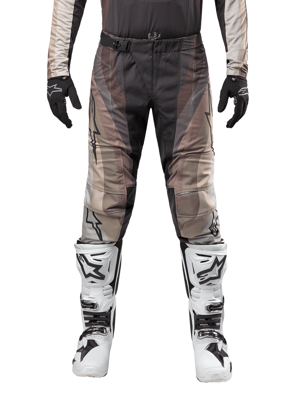 Alpinestars Techstar Pneuma Pants 2024, spodnie motocrossowe, kolor Dark Sand Iron Dust Gray, noszone z dopasowaną koszulką, czarnymi rękawicami i biało-czarnymi butami, klamra magnetyczna SX2, branding Astars, wytrzymała odzież off-road