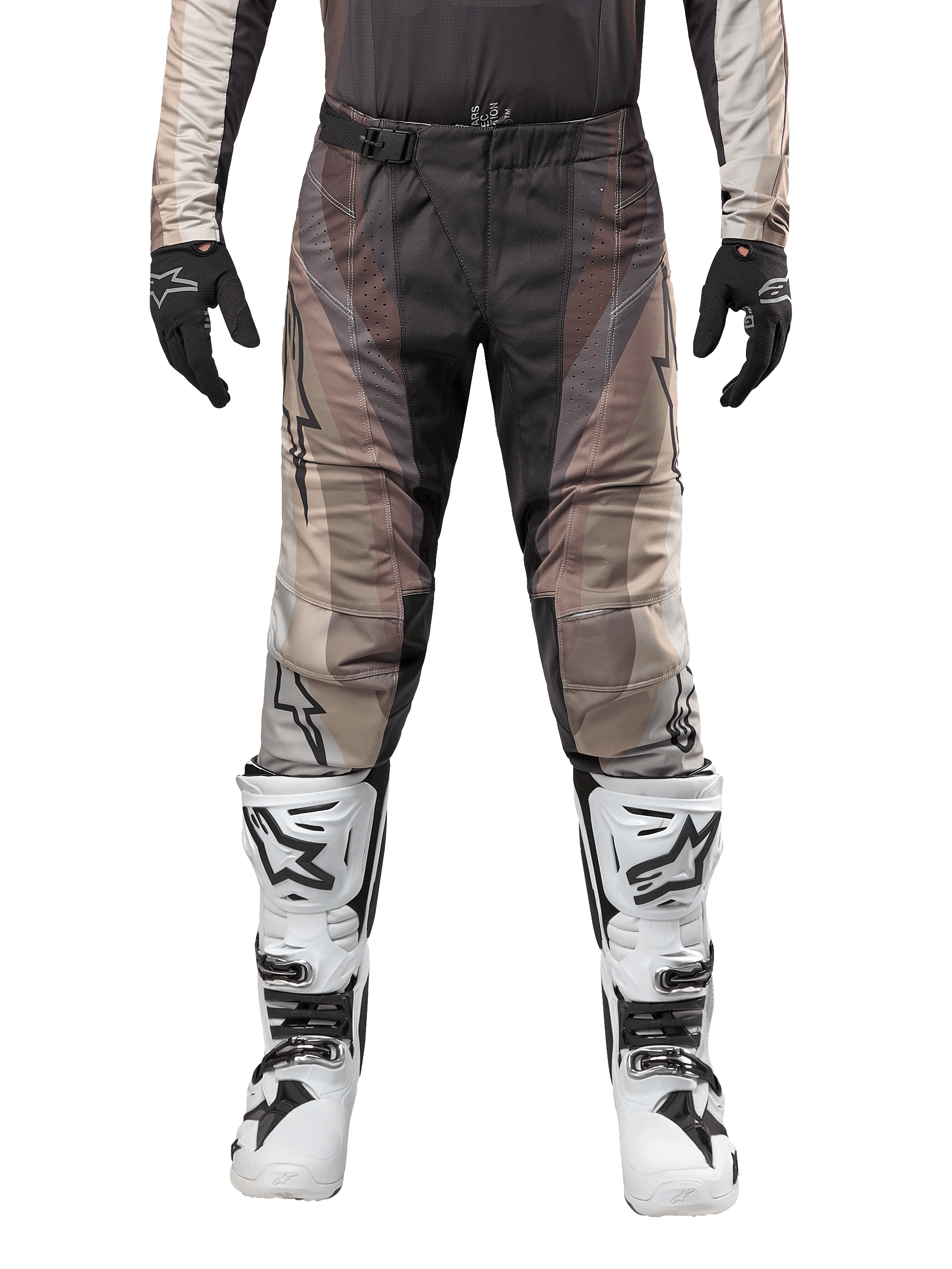 Alpinestars Techstar Pneuma Pants 2024, spodnie motocrossowe, kolor Dark Sand Iron Dust Gray, noszone z dopasowaną koszulką, czarnymi rękawicami i biało-czarnymi butami, klamra magnetyczna SX2, branding Astars, wytrzymała odzież off-road