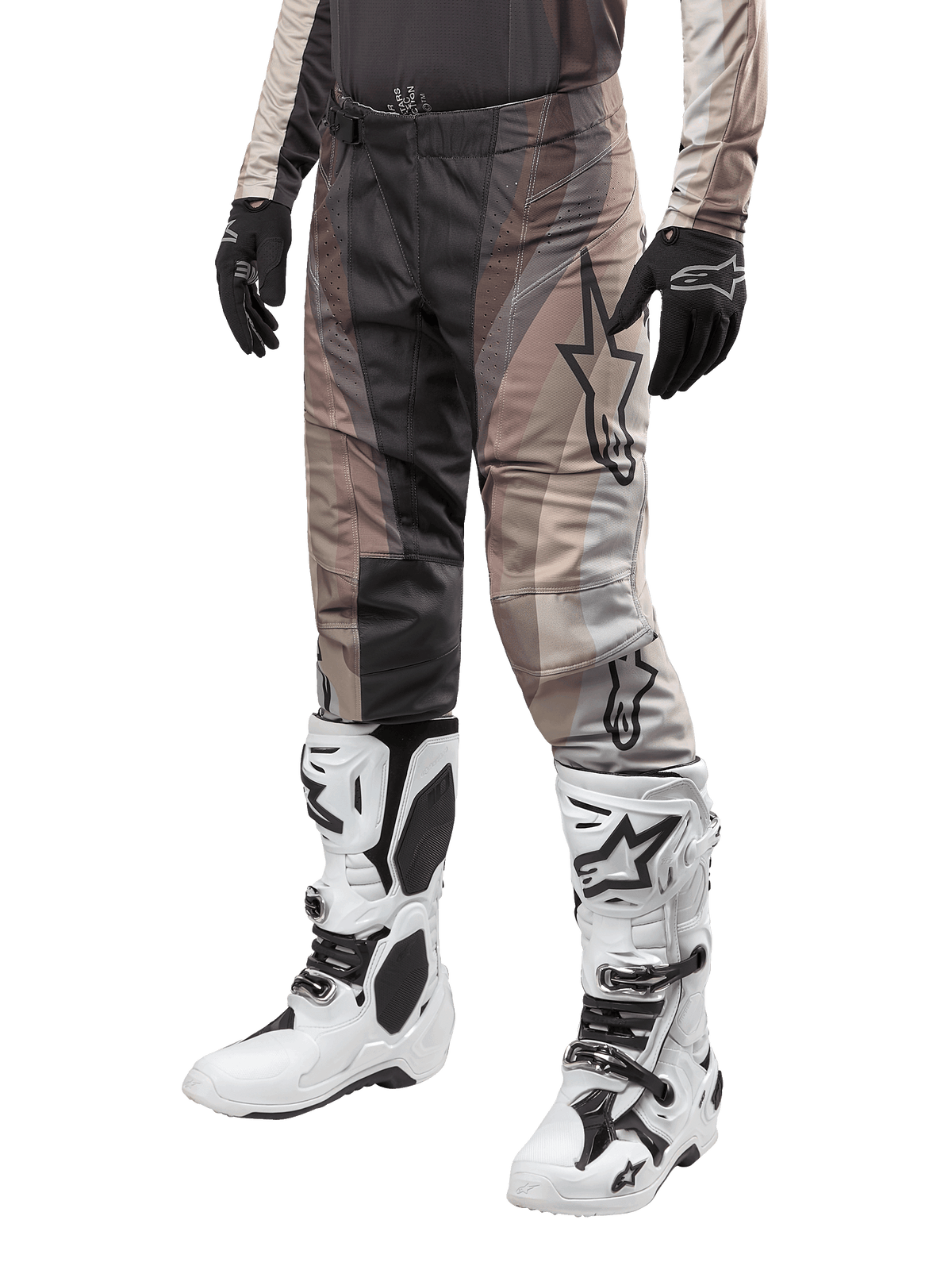 Alpinestars Techstar Pneuma Pants 2024, spodnie motocrossowe, szare, czarne i beżowe z logo gwiazdy, osoba w pełnym stroju motocrossowym z czarnymi rękawicami i białymi butami z czarnymi detalami