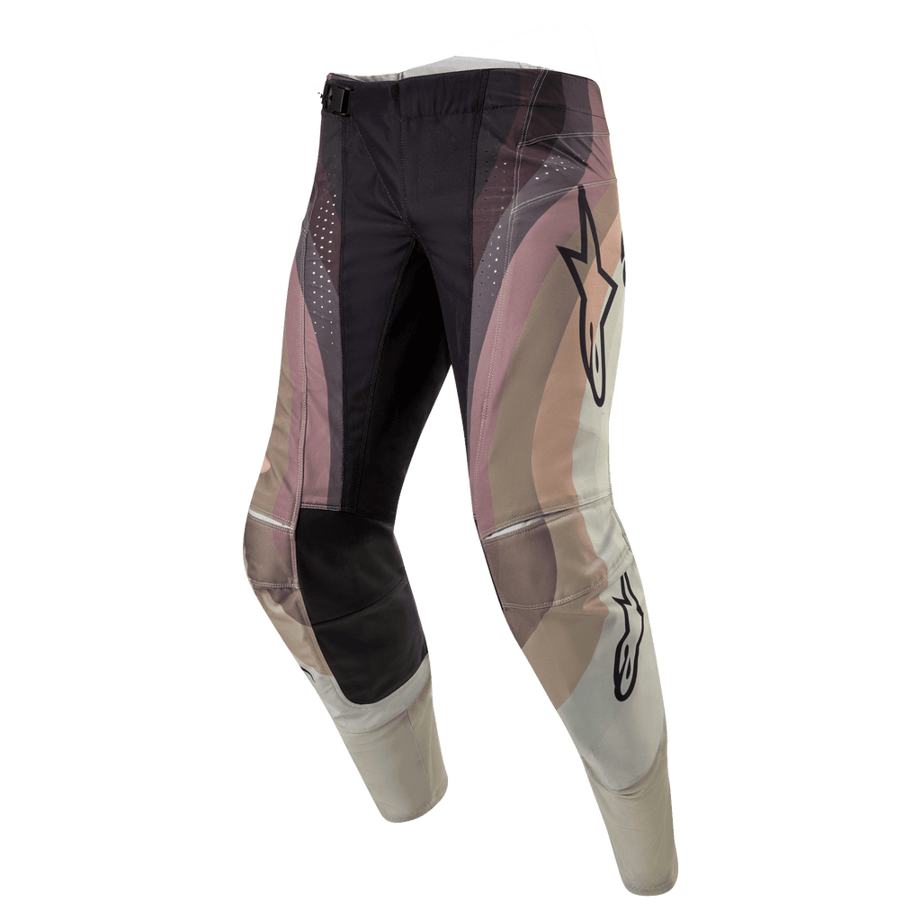 Alpinestars Techstar Pneuma Pants 2024, spodnie motocrossowe, kolory ciemny piaskowy, żelazny pył i szary, falisty wzór blokowy z logo gwiazdy Alpinestars, czarne wzmocnione panele na kolanach i laserowe perforacje, wytrzymała odzież do wyścigów terenowych