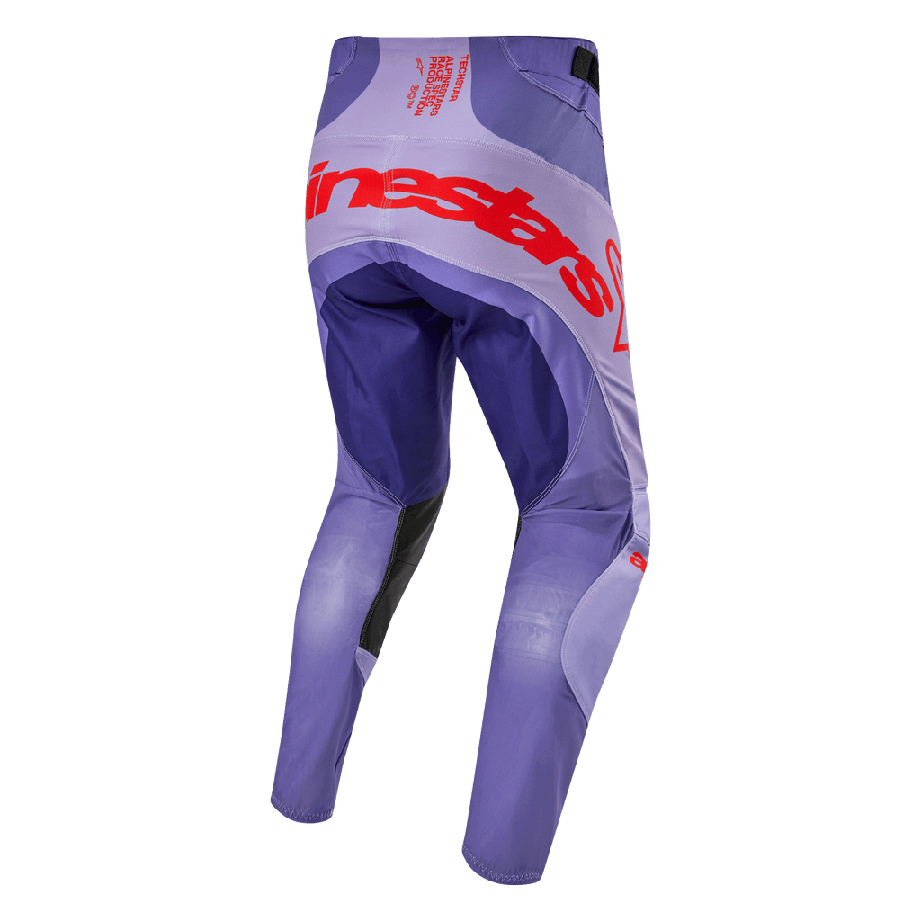 Alpinestars Techstar Ocuri Pants 2024, spodnie motocrossowe, fioletowe z jaskrawopomarańczowymi akcentami, duże czerwone logo Alpinestars na siedzeniu, nowoczesny krój wyścigowy, widok z tyłu