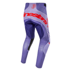 Alpinestars Techstar Ocuri Pants 2024, spodnie motocrossowe, fioletowe z jaskrawopomarańczowymi akcentami, duże czerwone logo Alpinestars na siedzeniu, nowoczesny krój wyścigowy, widok z tyłu