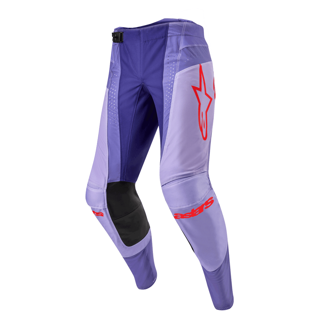 Alpinestars Techstar Ocuri Pants 2024, spodnie motocrossowe, fioletowe z jaskrawopomarańczowymi akcentami, czerwone logo na udzie i łydce, czarne panele wzmacniające na kolanach, wyczynowy design sportowy