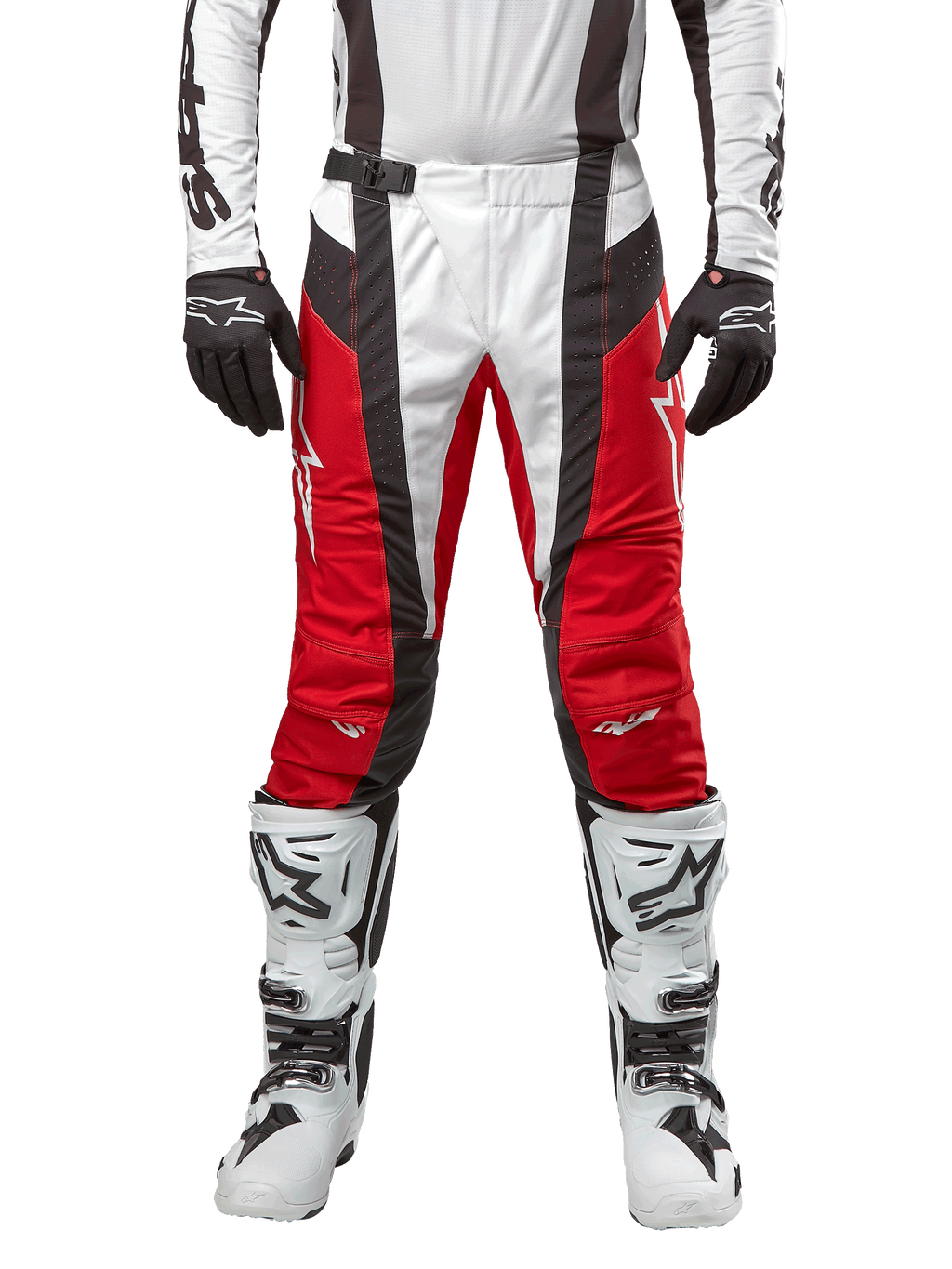 Alpinestars 2024 Techstar Ocuri Pants, spodnie motocrossowe, czerwono-biało-czarne, widok z przodu w zestawie z dopasowaną białą bluzą, czarnymi rękawicami i białymi butami, posiadają oddychające perforowane panele i wyścigowy krój dla wydajności off-road.