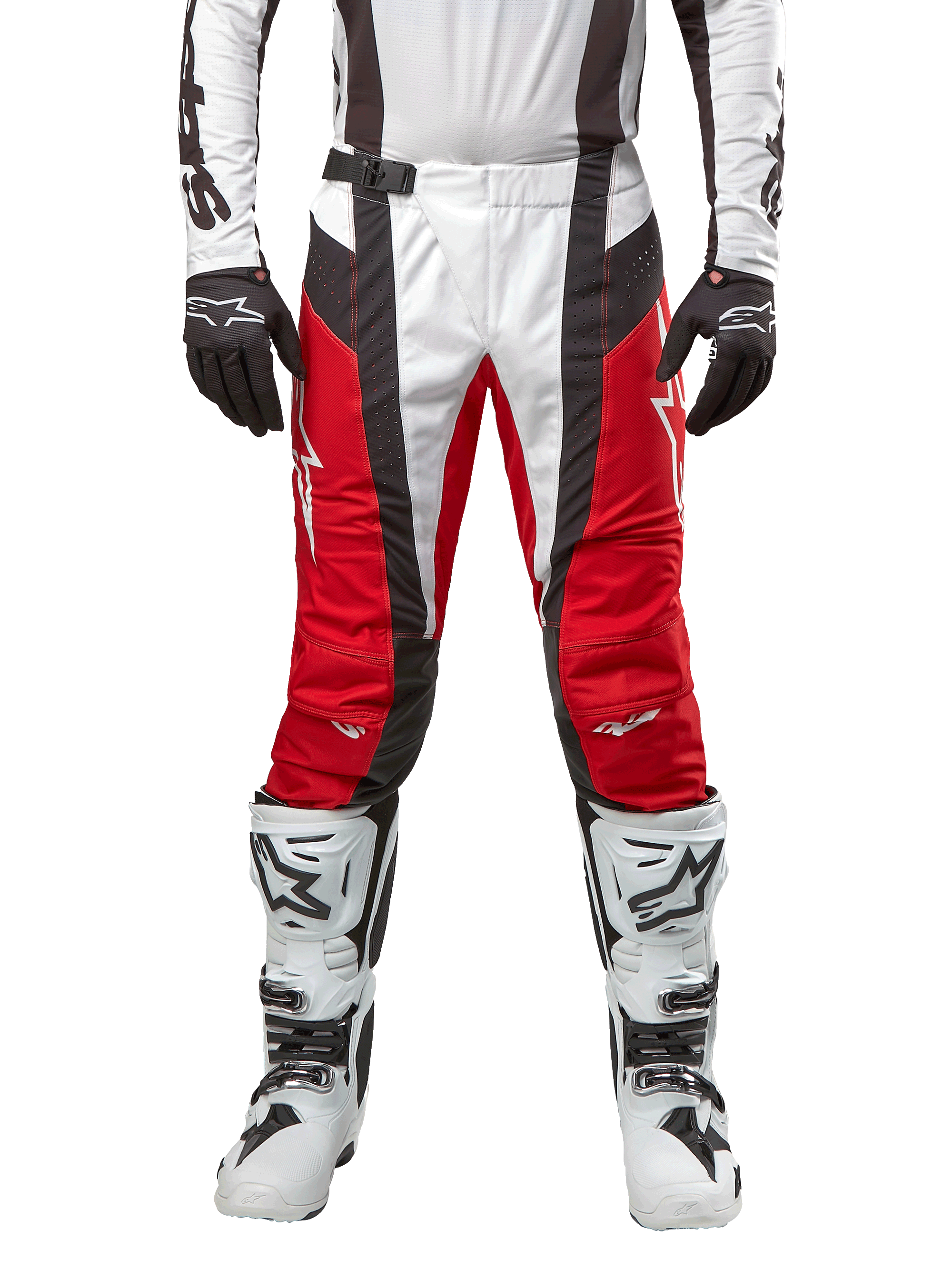 Alpinestars 2024 Techstar Ocuri Pants, spodnie motocrossowe, czerwono-biało-czarne, widok z przodu w zestawie z dopasowaną białą bluzą, czarnymi rękawicami i białymi butami, posiadają oddychające perforowane panele i wyścigowy krój dla wydajności off-road.