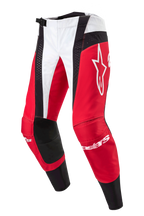 Alpinestars Techstar Ocuri Pants 2024, spodnie motocrossowe, czerwone, białe i czarne, z czerwonymi i białymi panelami oraz czarnymi perforowanymi akcentami, duże białe logo Astar na udzie, branding Alpinestars na goleniach, wytrzymała konstrukcja do wyścigów off-road