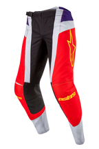 Alpinestars Techstar Ocuri Pants 2024, spodnie motocrossowe, kolor Hot Orange Purple Black, czerwone i białe panele, fioletowe akcenty na biodrach, żółte logo gwiazdy na udzie, czarne wzmocnienia na kolanach, sportowy design do jazdy terenowej