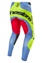 Alpinestars Techstar Ocuri Pants 2024, spodnie motocrossowe, jasnoniebieskie, żółte fluo i czerwone, widok z tyłu z wyraźnym brandingiem Alpinestars na siedzisku, techniczna wielopanelowa konstrukcja do jazdy off-road
