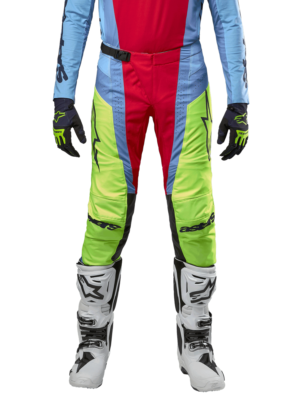 Alpinestars Techstar Ocuri Pants 2024, spodnie motocrossowe, jasnoniebieskie, neonowe żółte i czerwone, noszone z pasującą bluzą i białymi butami motocrossowymi, wyraziste panele kolorystyczne, czarne logo, wytrzymała konstrukcja o wyścigowym kroju