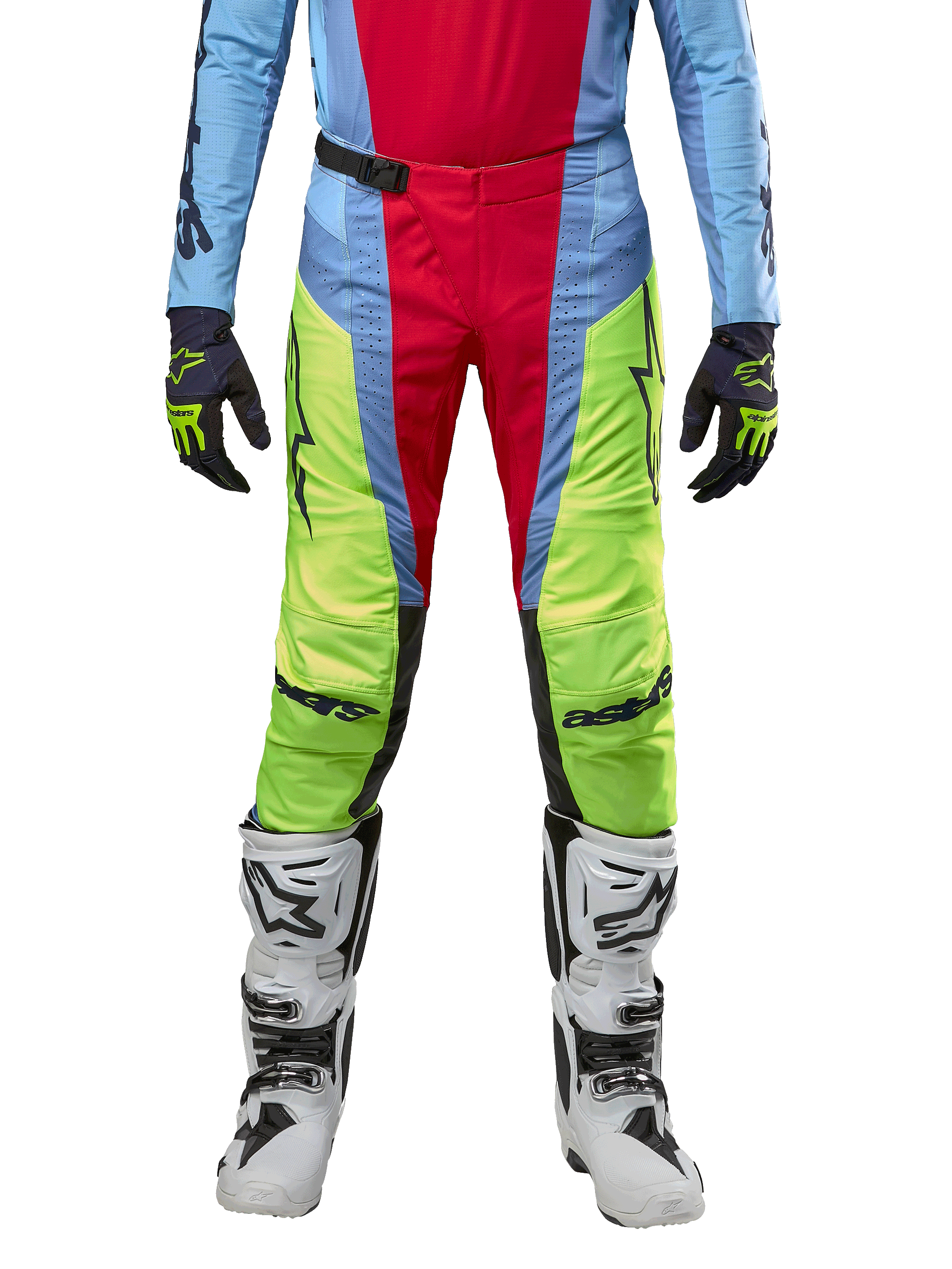 Alpinestars Techstar Ocuri Pants 2024, spodnie motocrossowe, jasnoniebieskie, neonowe żółte i czerwone, noszone z pasującą bluzą i białymi butami motocrossowymi, wyraziste panele kolorystyczne, czarne logo, wytrzymała konstrukcja o wyścigowym kroju